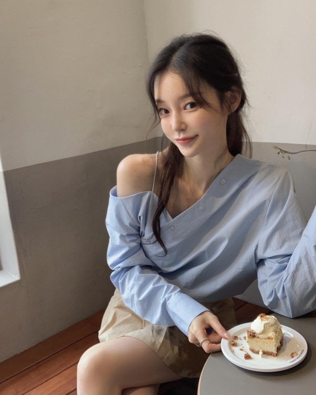 即納【新作 3/13(金)PM12:00~販売START】アシンメトリーカットアウトシャツ