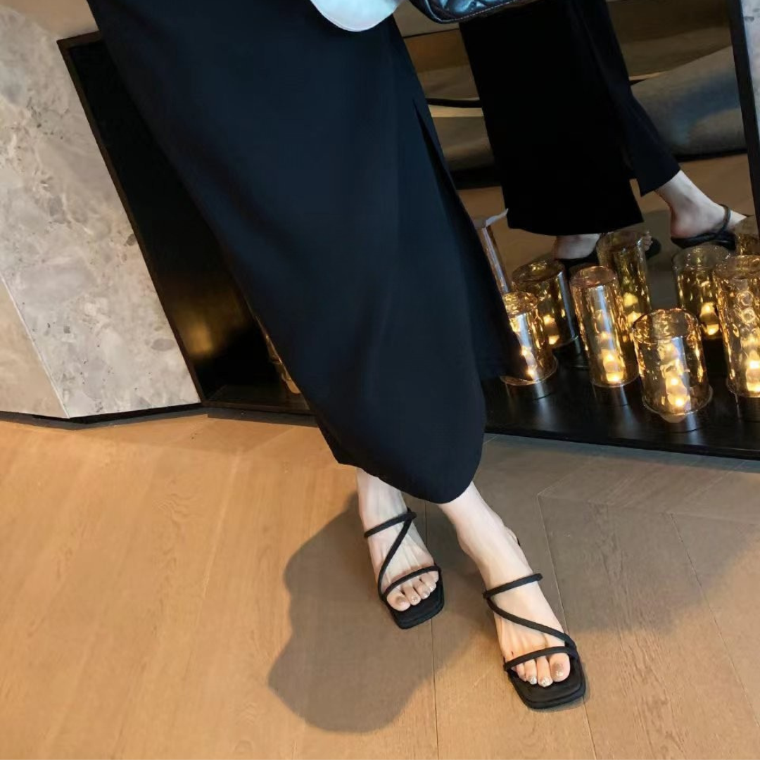 スクエアトゥストラップサンダル