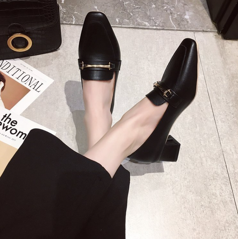 ゴールドアクセントモダンローファー