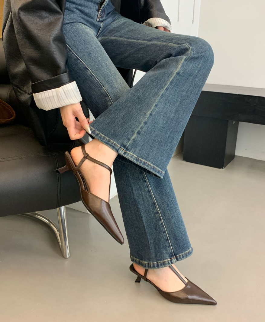 クラシックストラップパンプス