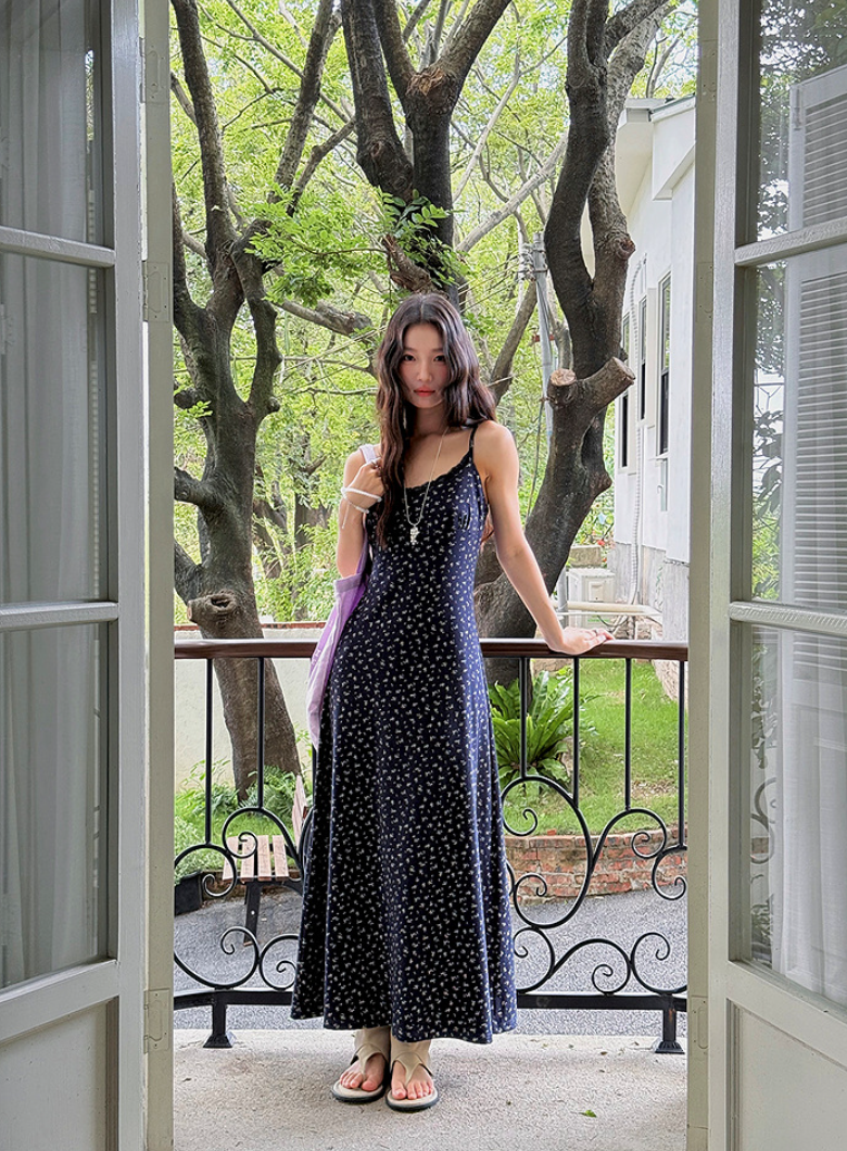 レーストリム小花柄キャミワンピース – BLACKOUT レーストリム小花柄キャミワンピース – BLACKOUT