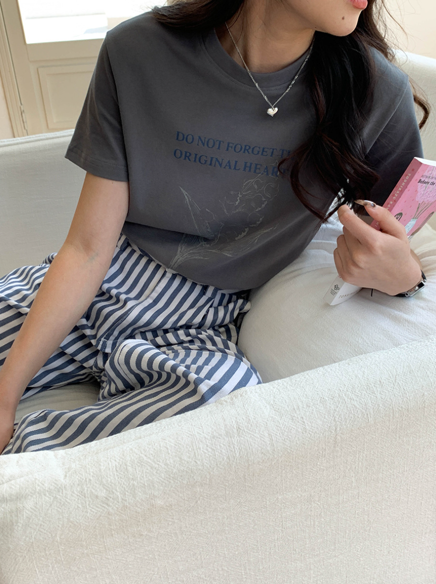 ボタニカルプリントTシャツ