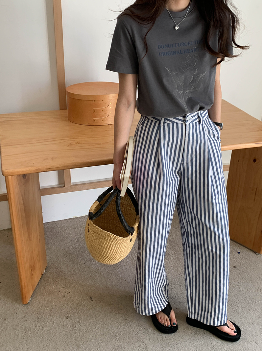 ボタニカルプリントTシャツ