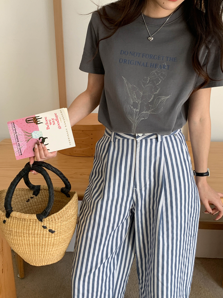 ボタニカルプリントTシャツ