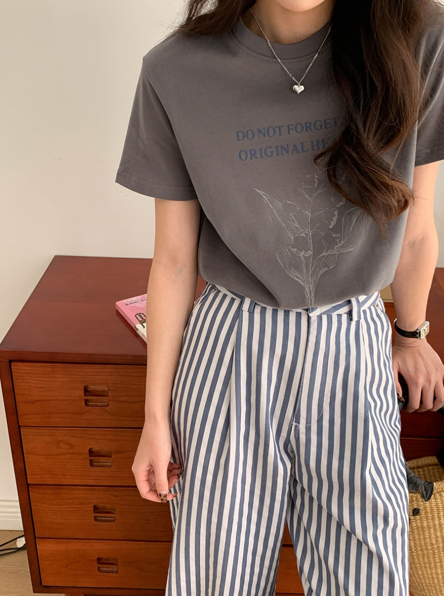 ボタニカルプリントTシャツ