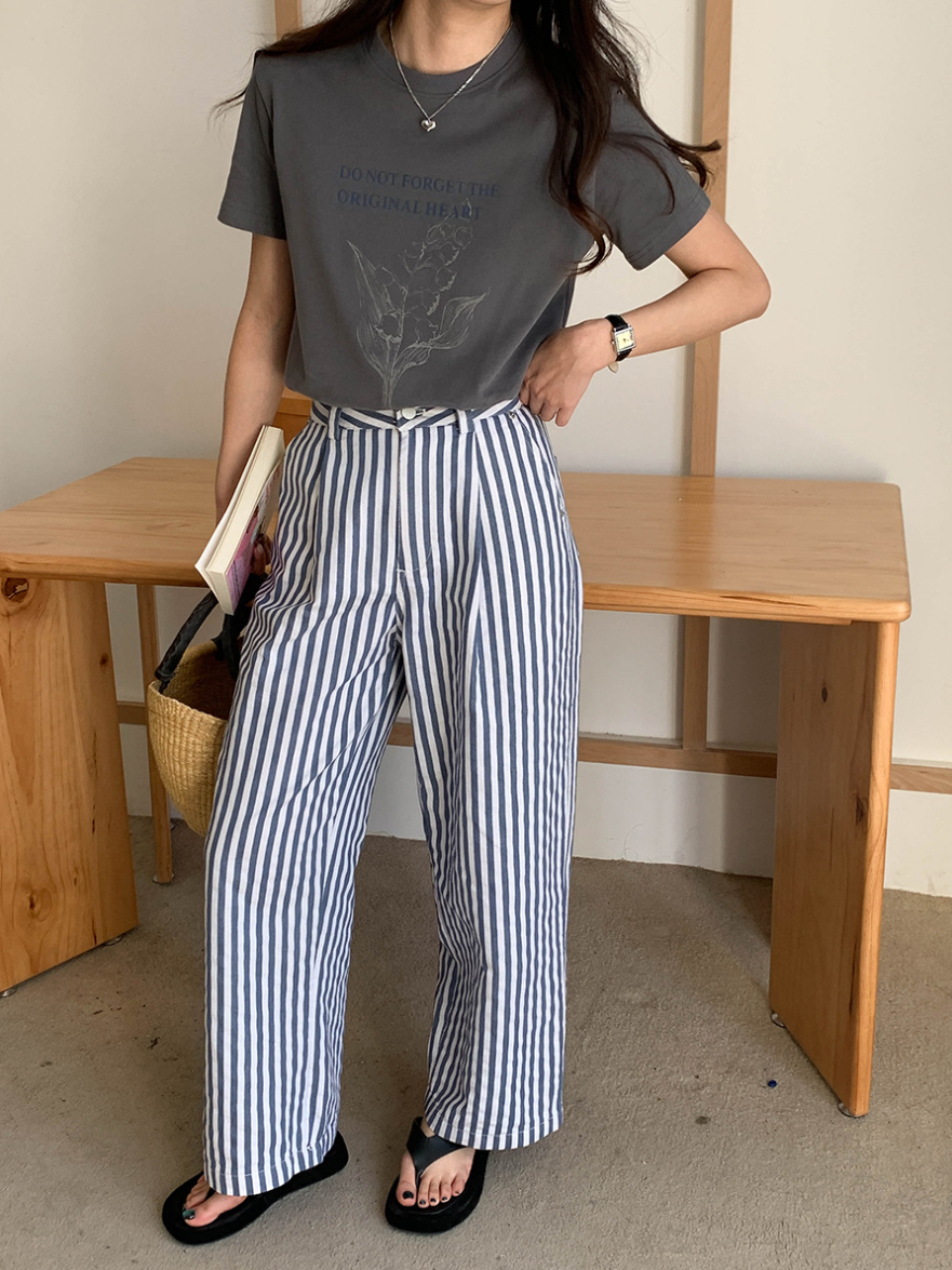 ボタニカルプリントTシャツ