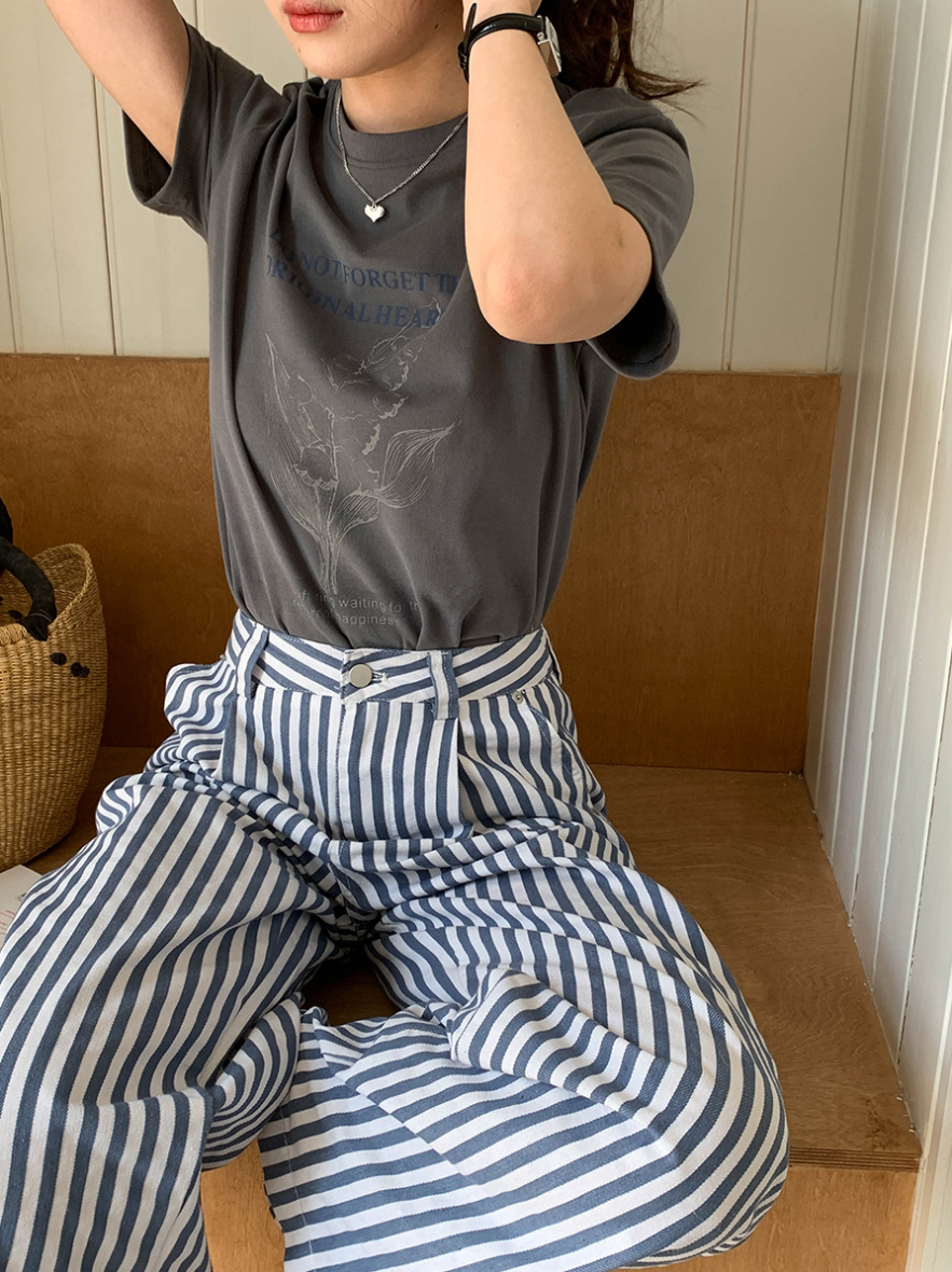 ボタニカルプリントTシャツ