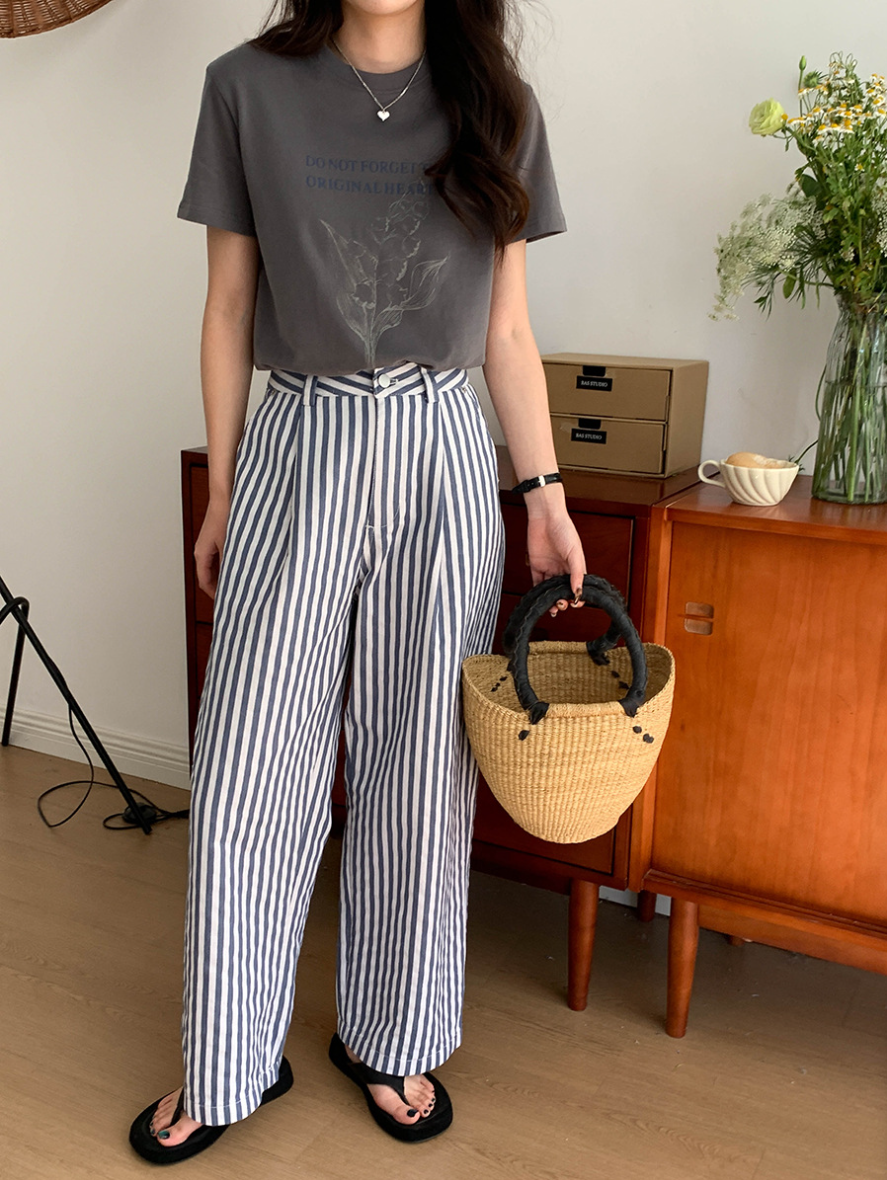 ボタニカルプリントTシャツ