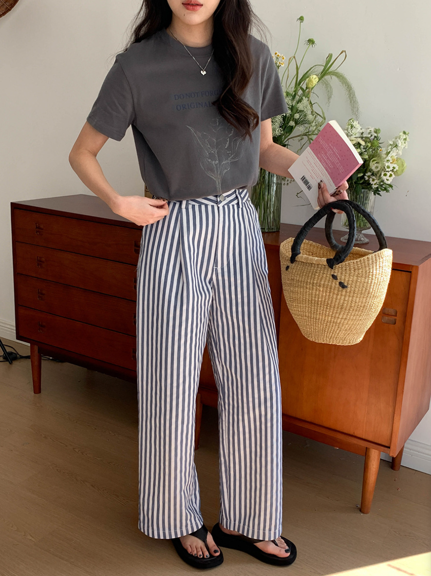 ボタニカルプリントTシャツ