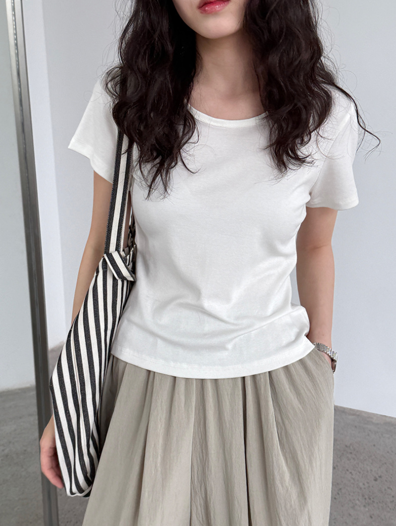 バックカットアウトデザインTシャツ