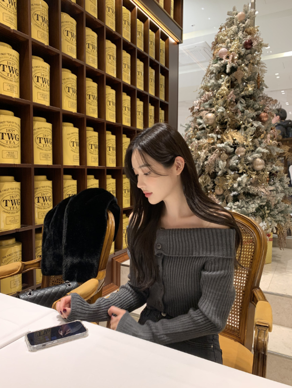 即納【新作 3/13(金)PM12:00~販売START】ボタンデザインオフショルダーリブニット