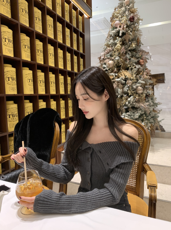 即納【新作 3/13(金)PM12:00~販売START】ボタンデザインオフショルダーリブニット