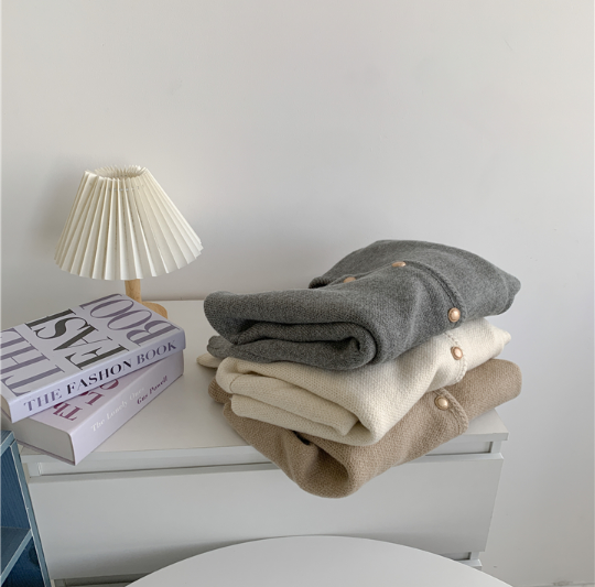 即納【新作 3/13(金)PM12:00~販売START】ゴールドボタンミニマルニットカーディガン