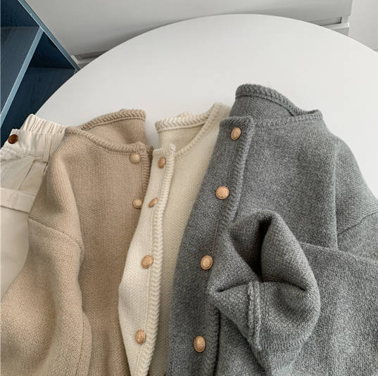 即納【新作 3/13(金)PM12:00~販売START】ゴールドボタンミニマルニットカーディガン