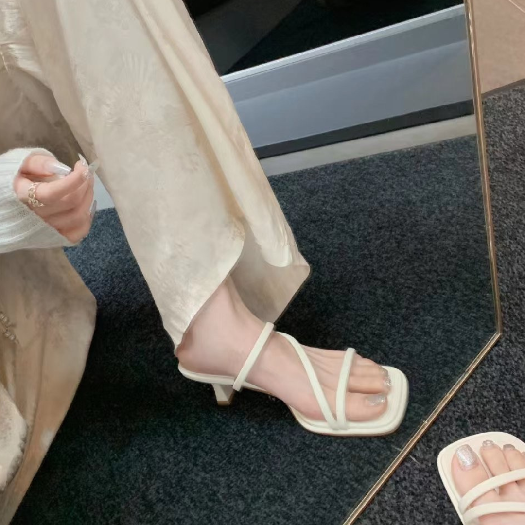 スクエアトゥストラップサンダル