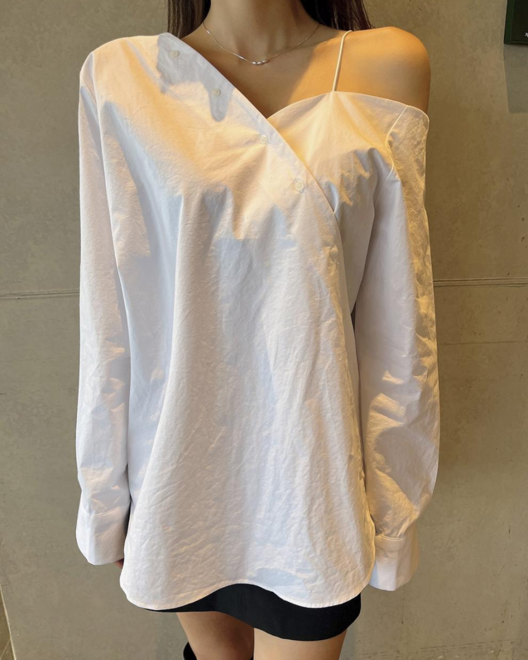 即納【新作 3/13(金)PM12:00~販売START】アシンメトリーカットアウトシャツ