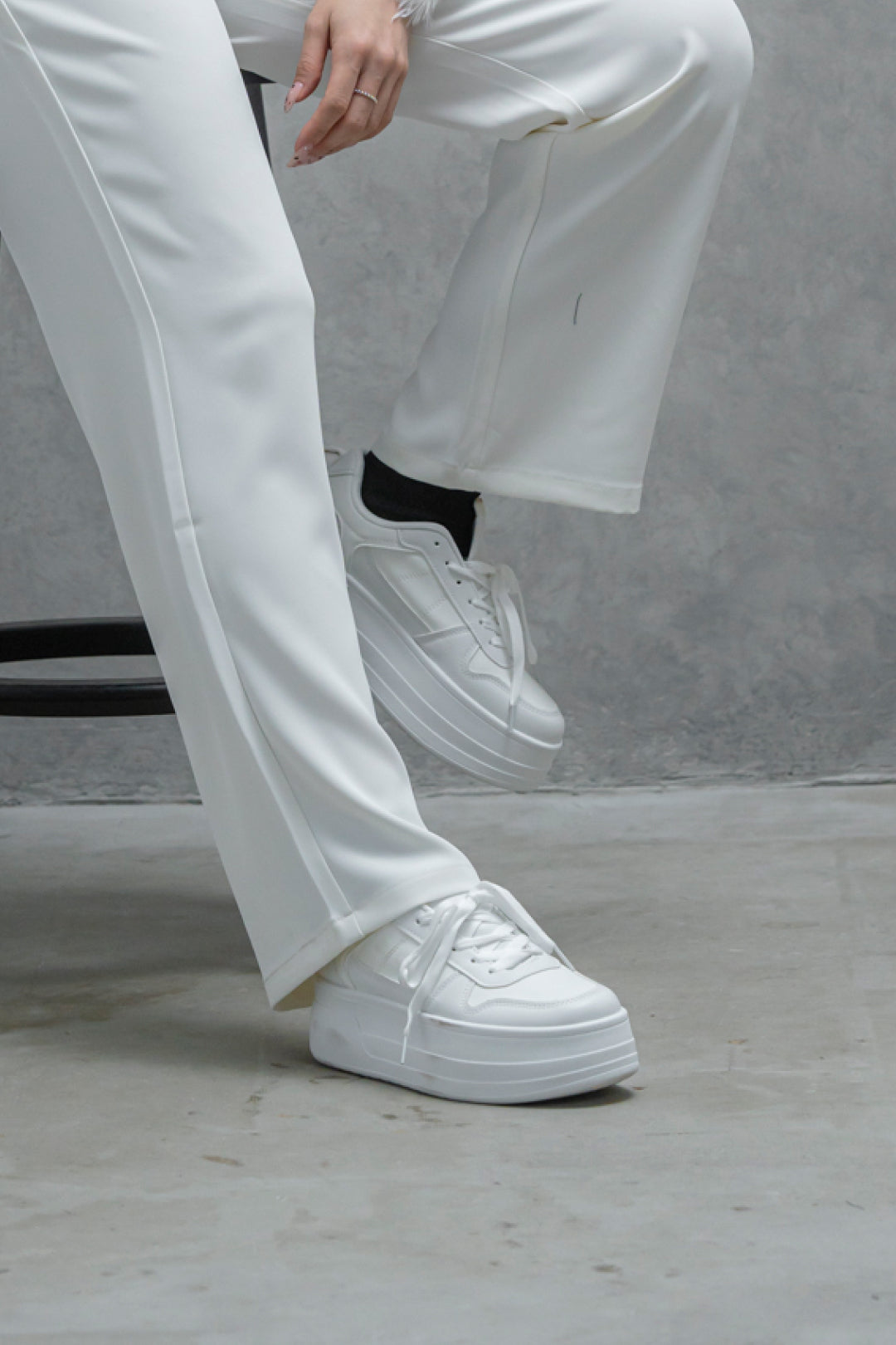 シンプルホワイト厚底スニーカー