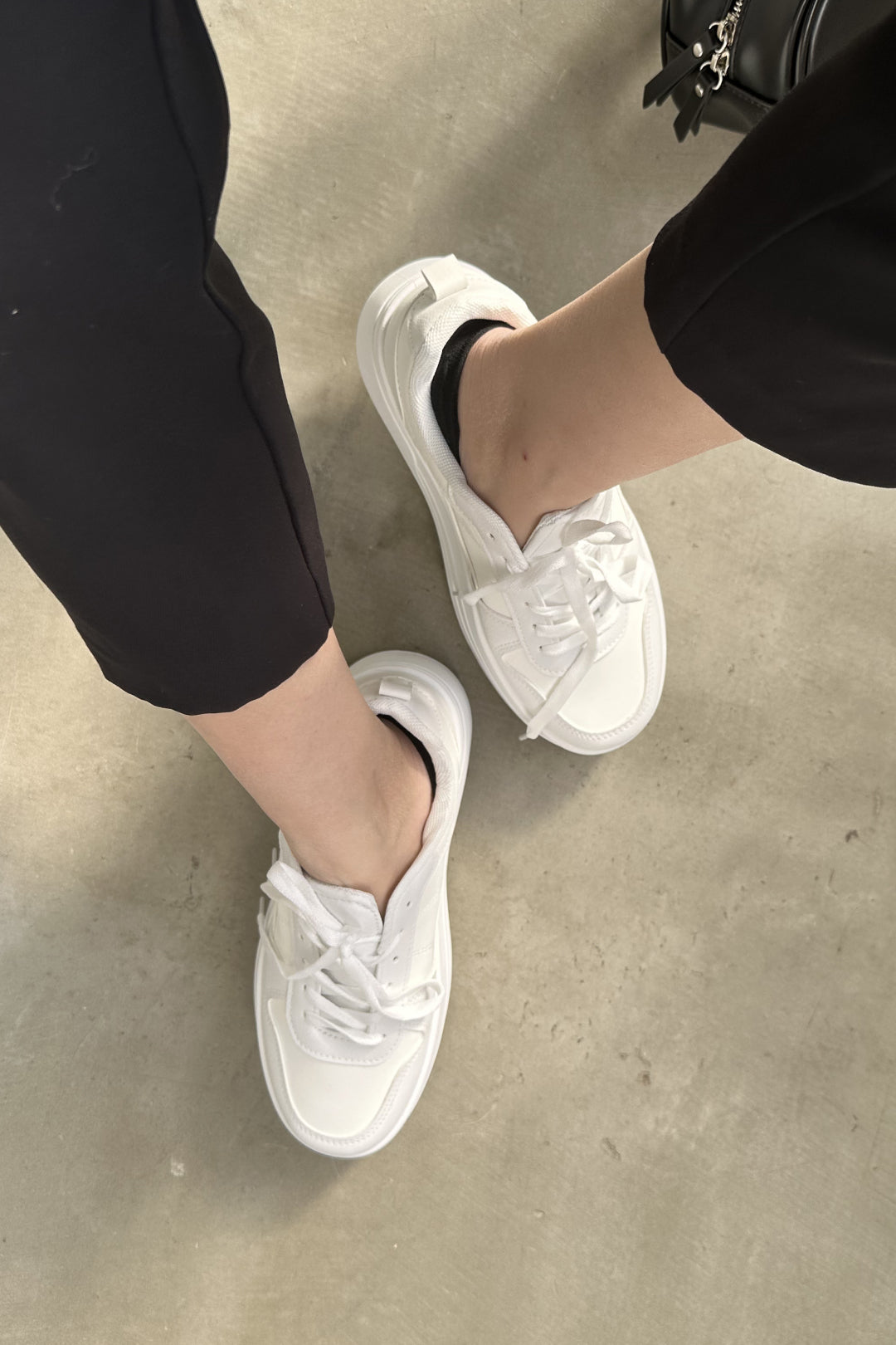 シンプルホワイト厚底スニーカー
