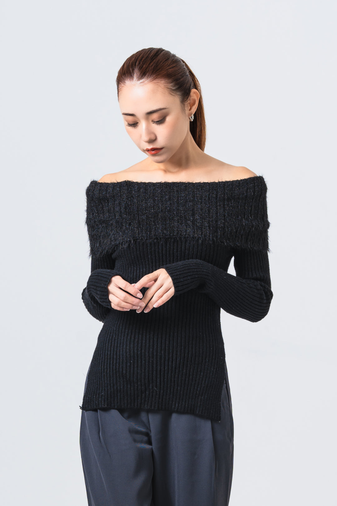 フェザーデザインオフショルニットトップス