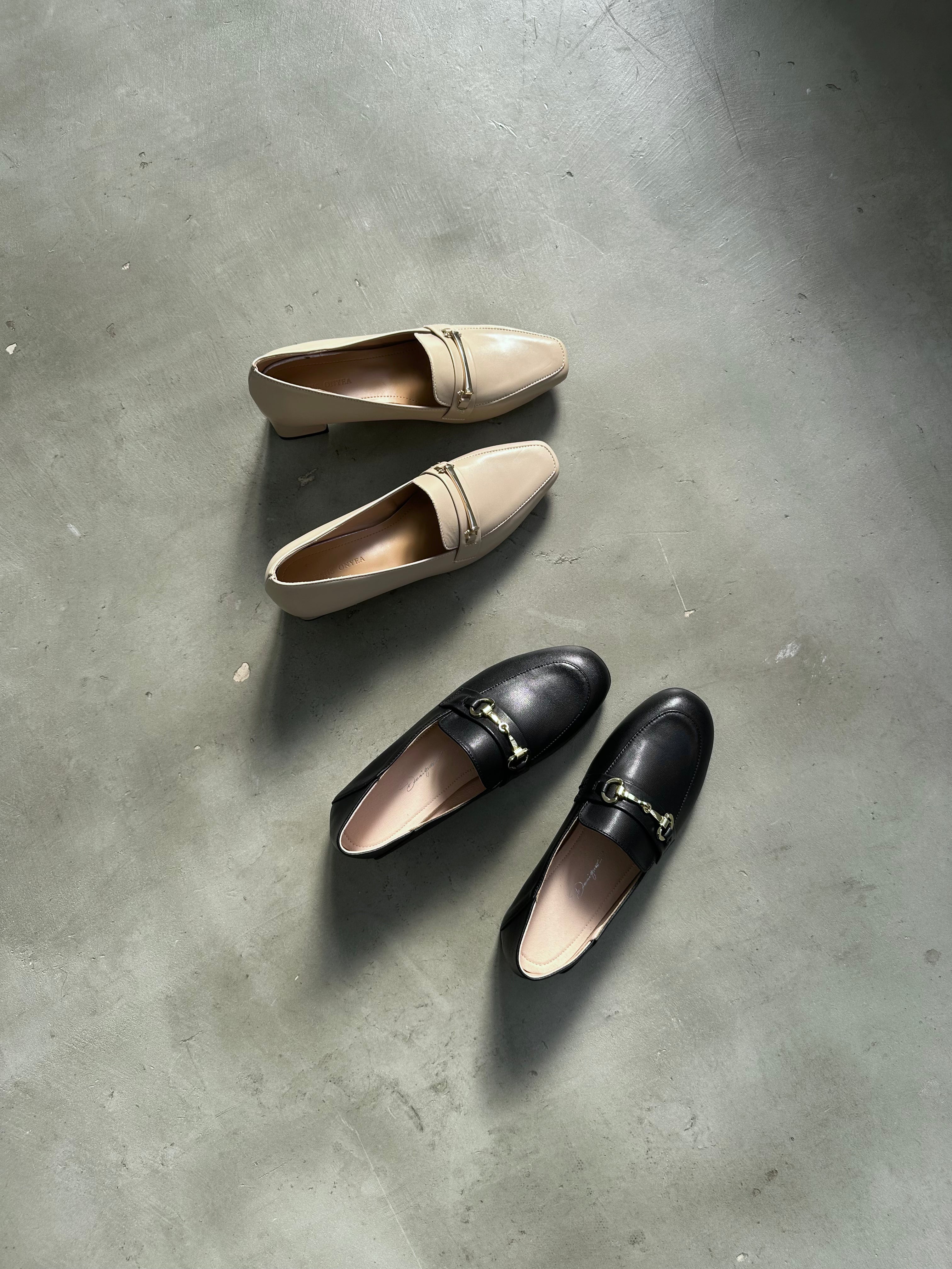 ゴールドアクセントモダンローファー