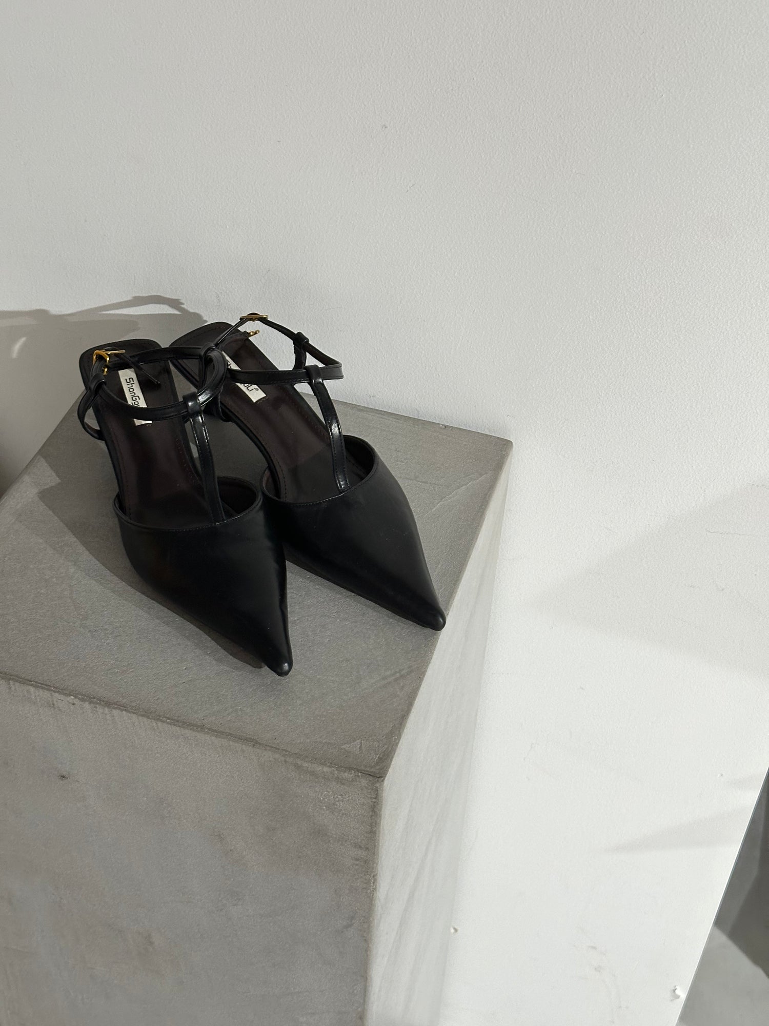 クラシックストラップパンプス