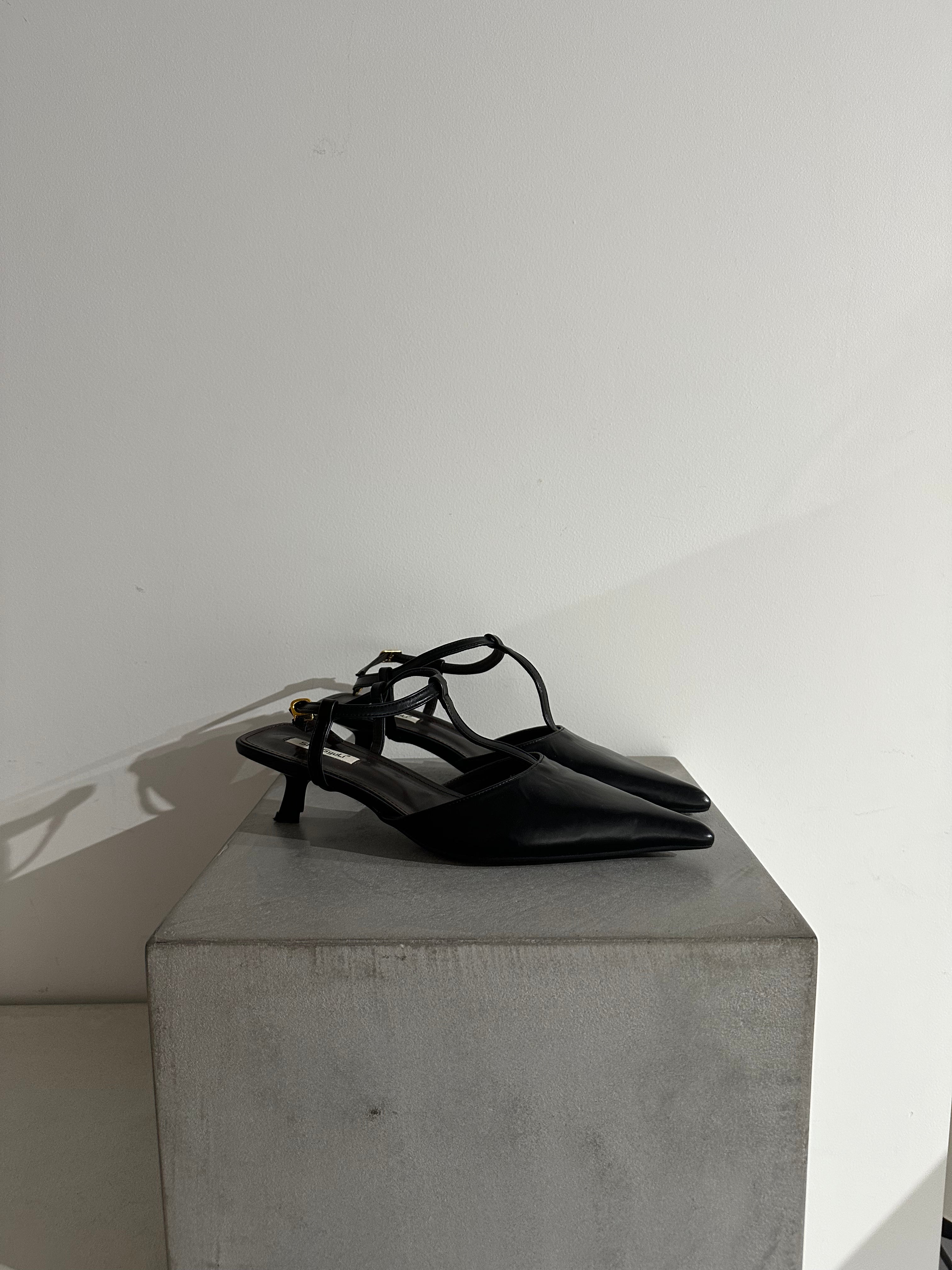 クラシックストラップパンプス