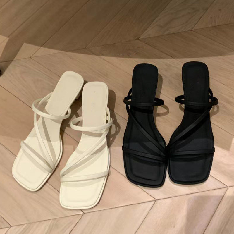 スクエアトゥストラップサンダル