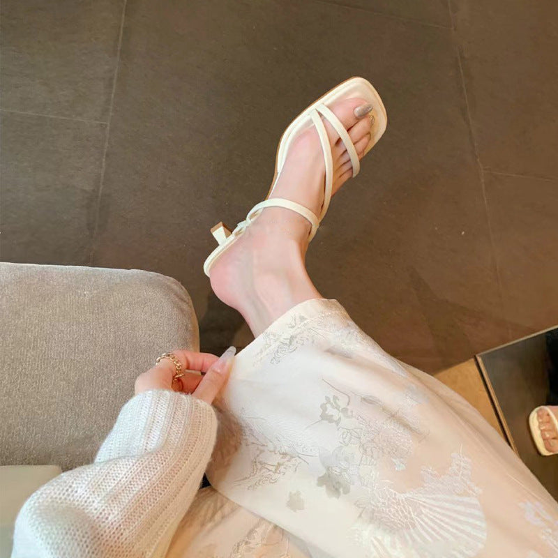 スクエアトゥストラップサンダル