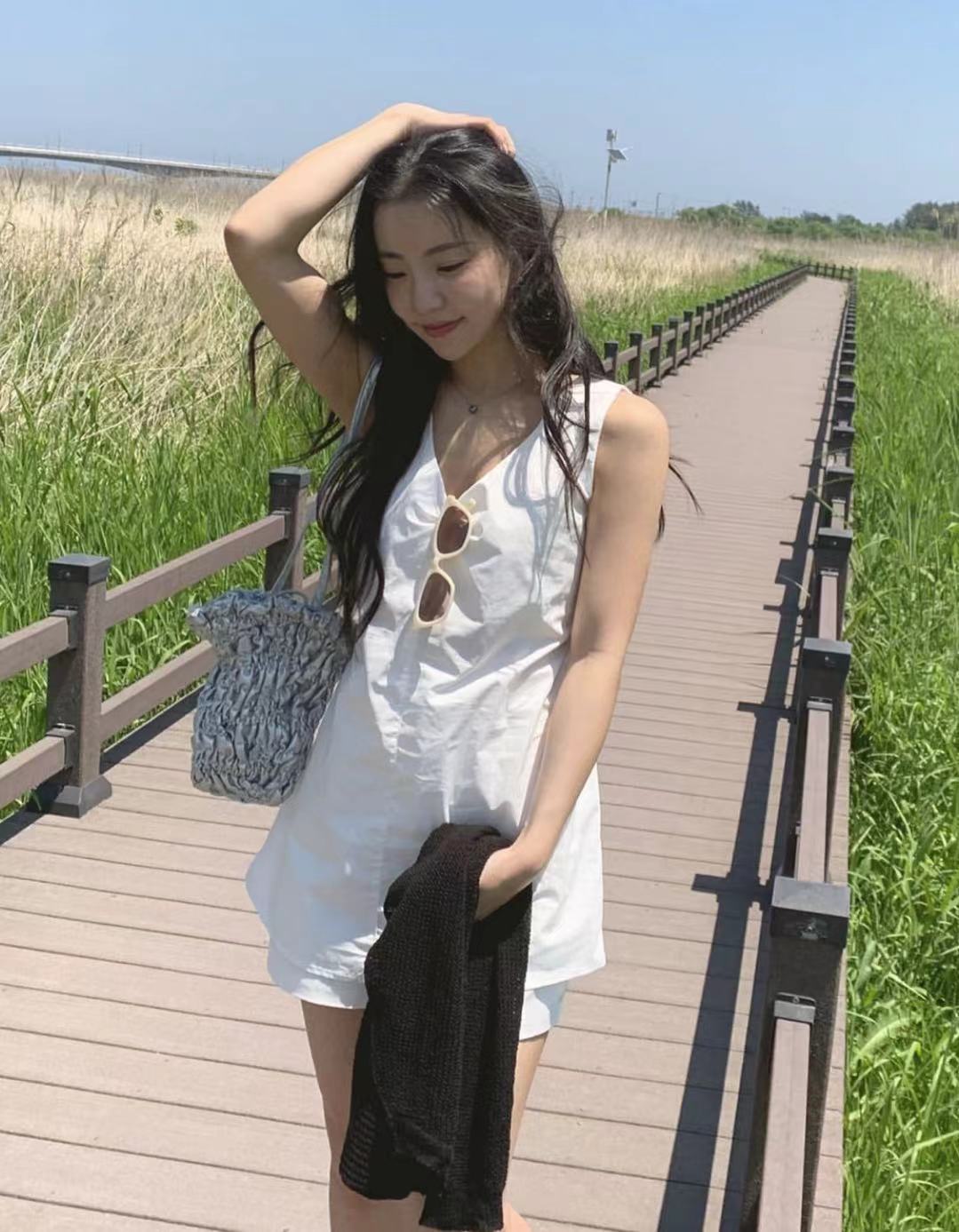 バックスリットノースリーブカットソー