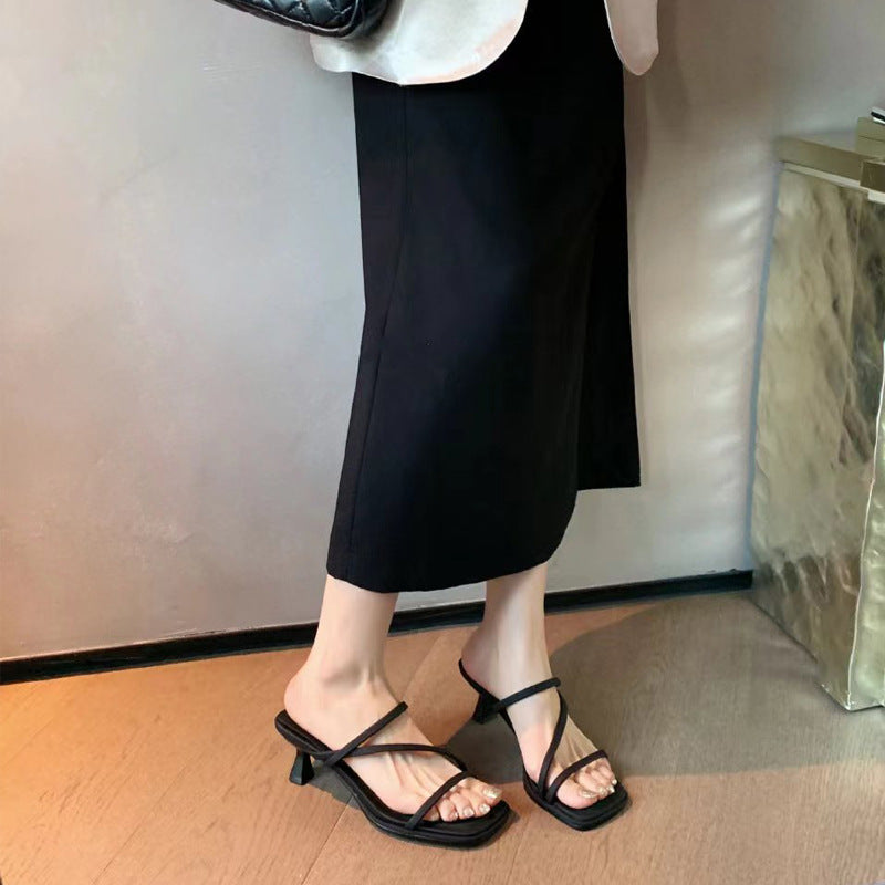 スクエアトゥストラップサンダル