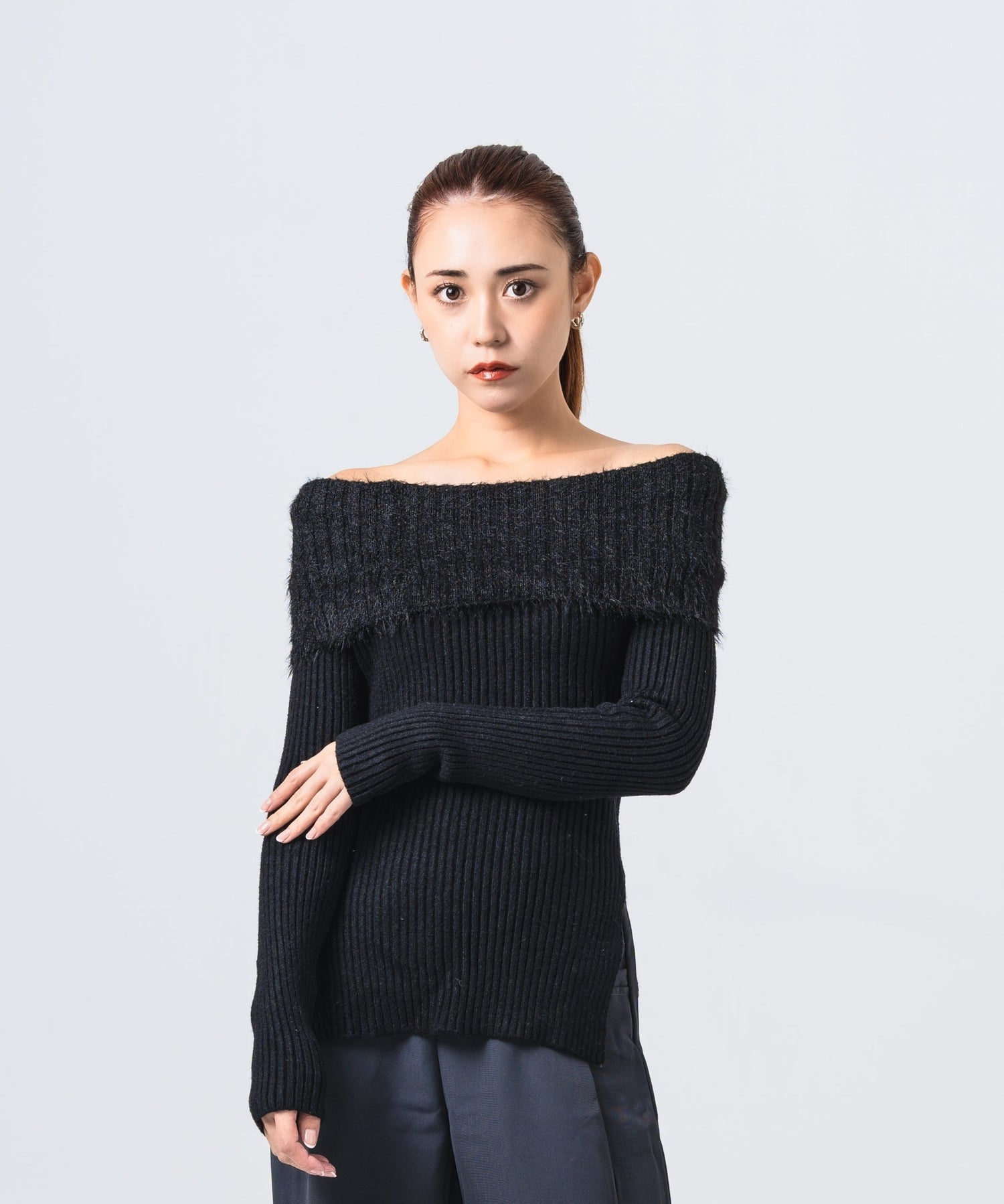 フェザーデザインオフショルニットトップス