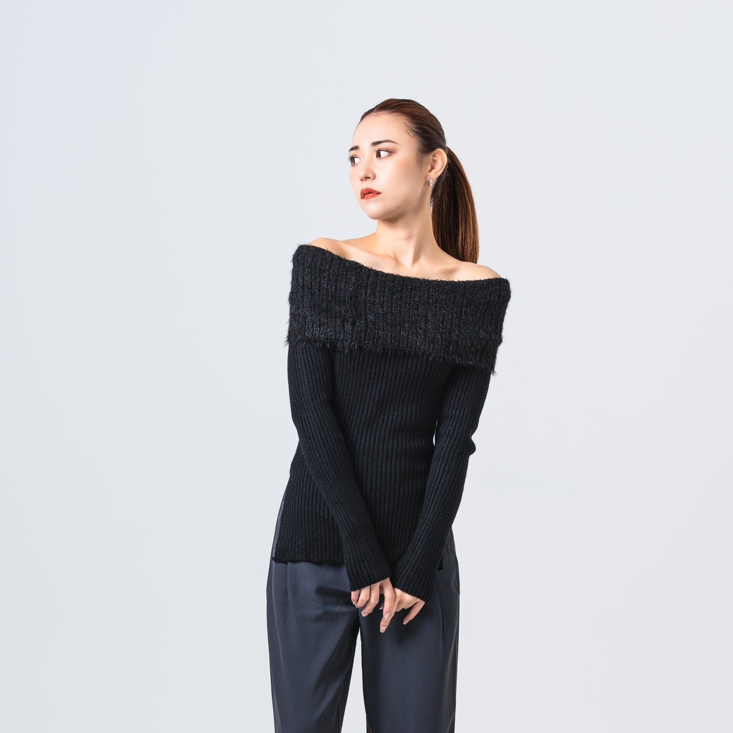 フェザーデザインオフショルニットトップス