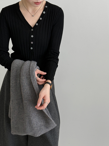 リブVネックボタンニットトップス