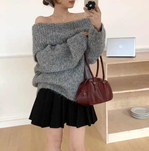 オフショルダーモヘアタッチルーズニット