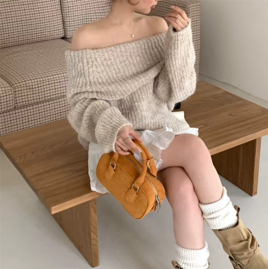 オフショルダーモヘアタッチルーズニット