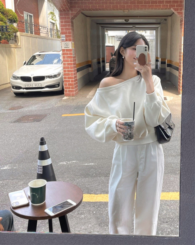 【予約】［ SET ］オフショルスウェットトップス × クラシカルラインセンタープレスワイドパンツ