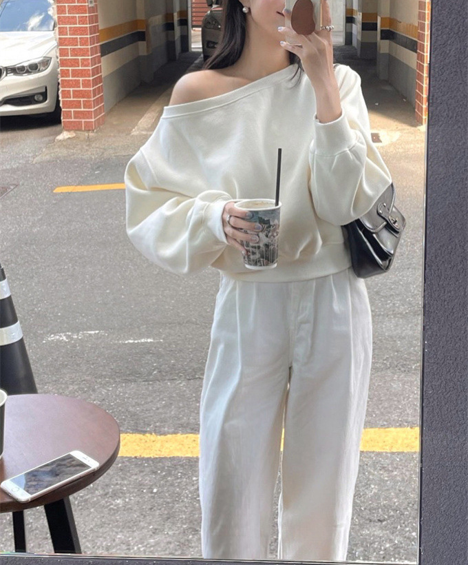 【予約】［ SET ］オフショルスウェットトップス × クラシカルラインセンタープレスワイドパンツ