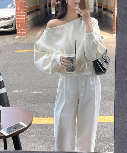 【予約】［ SET ］オフショルスウェットトップス × クラシカルラインセンタープレスワイドパンツ