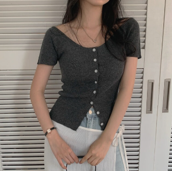 新作【即納 7/24(金)12:00～販売START】オフショルボタンリブトップス