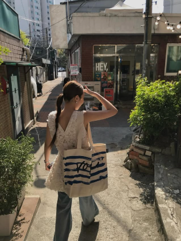 新作【即納 7/24(金)12:00～販売START】フラワージャカードVネックロングトップス