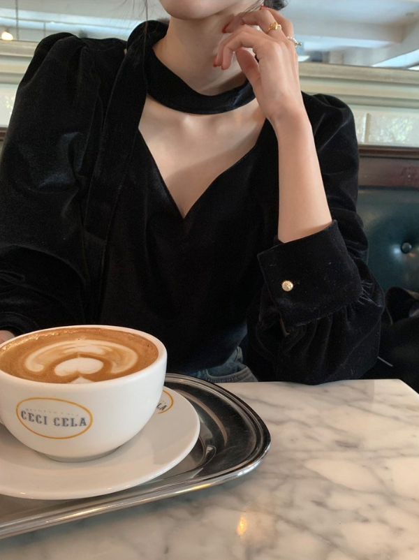 新作【即納 9/4(金)12:00～販売START】Vネックベロアブラウス