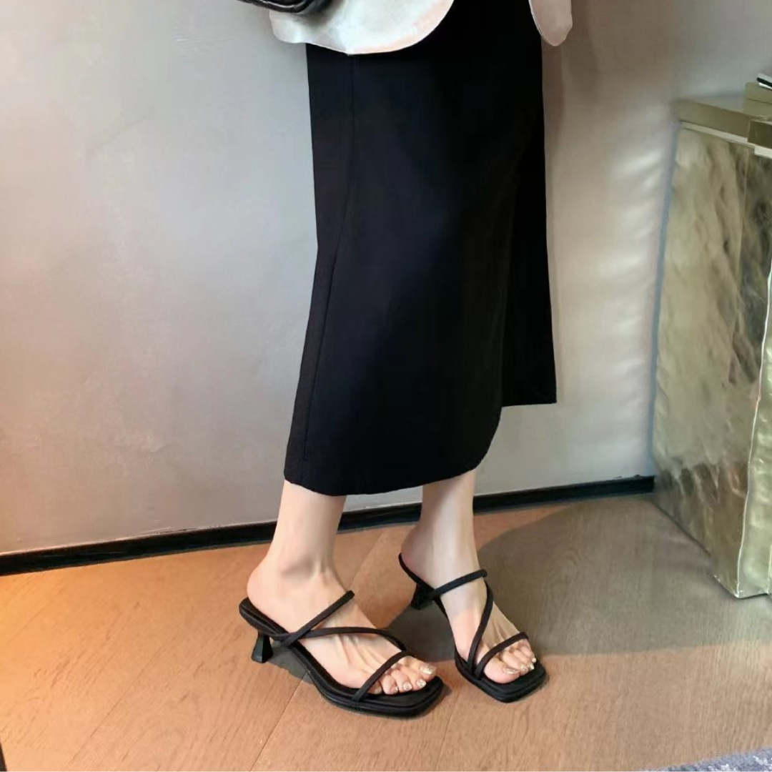 スクエアトゥストラップサンダル